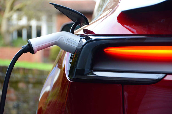 Tesla Model Y συνδεδεμένο με Wallbox οικιακό φορτιστή