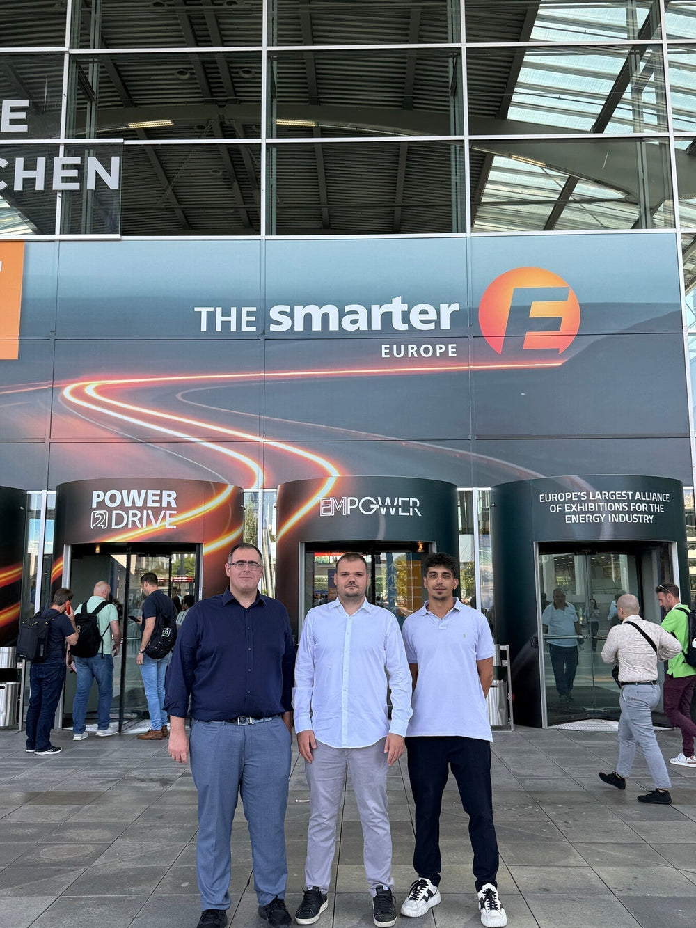 Η ομάδα EVHouse και Armet Mobility στην είσοδο της Power2Drive Europe 2026 στο Μόναχο